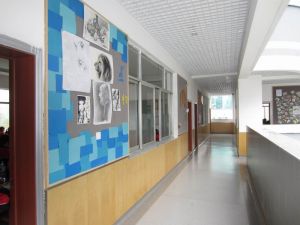 學校走廊上的壁毯
