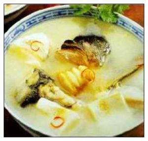 鰱魚頭豆腐湯
