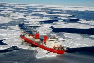 商船行駛在北極航道