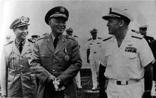 汪希苓（左一）陪同蔣介石參觀美國航母