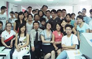 （圖）學生與老師課間合影 