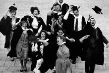 1993年，取得健康科學學士學位的學生們。