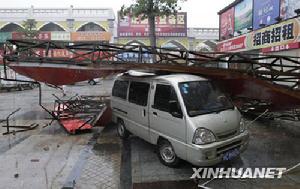 6月21日傍晚，在福建晉江陳埭鎮街頭，一棟建築頂上的大型廣告牌被大風掀落砸中一輛麵包車，幸無人員傷亡。