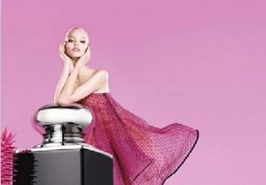 產品代言人：薩沙&middot;露絲 (Sasha Luss)