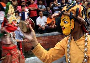節日當天人們戴上傳統的尼泊爾面具載歌載舞