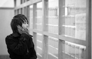 吳金虎有點茫然地看著各種招工信息