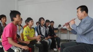 馬自剛教導學生如何吹嗩吶