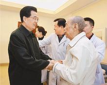 胡錦濤到解放軍總醫院看望楊白冰。