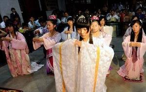 漢族少女向月神禱告