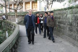 （圖）高寧書記檢查學校工作