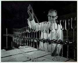 朱利葉斯·阿克塞爾羅德 朱利葉斯·阿克塞爾羅德