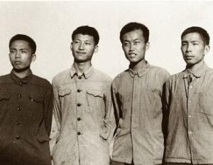 習近平（左二）