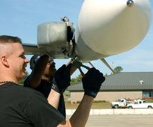 AIM-120是典型的主動式尋的制導