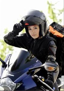 鄭羅茜飾演女飛行員英姿颯爽