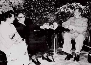 （圖）毛主席會見日本前首相石橋湛山和夫人。