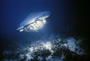 雅克&middot; 庫斯托的一台噴氣推進碟型潛水器在掃描海床