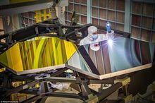詹姆斯-韋伯空間望遠鏡的兩片測試鏡面