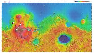 以上地形圖是依火星全球勘測者探測資料繪製，以麥卡托投影顯示南北緯約70.2°之間，中央為經度0°，緯度0°，上為北。麥卡托投影的好處是形狀不變，圓形的隕石坑到高緯仍是圓形，只是尺寸放大了。顏色代表高度，可由右上角的圖例得知。光線是由東北方斜照，而關於地形尺寸與坡度的真實情況，使用Google地球軟體會更明了。
