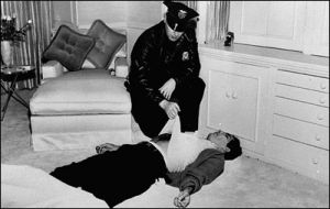 警方在謀殺案現場