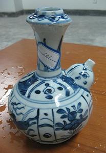 明青花花卉海馬紋軍持