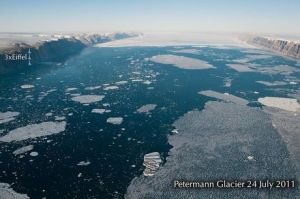 2011年7月24日，威爾斯阿伯雷斯威斯大學冰川學家阿蘭·哈伯德空中斜拍彼得曼冰川