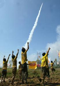泰國農民發射自製火箭祈求豐收