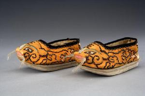 清同治黃緞釘金線虎頭小袷鞋 清同治黃緞釘金線虎頭小袷鞋