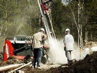 安裝人員向下鑽出100英尺深數英尺寬的洞