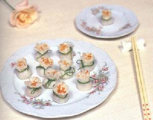 菜 名： 石榴餃 主 料： 澄面350克，生粉150克，蝦仁250克。 配 料： 配料：芹菜100克，蟹黃50克。調料：鹽、料酒、味素、大油、香油、澱粉。 做 法： 1、將澄面、生粉置於容器中，加入開水150克，攪拌均勻，製成燙麵，5分鐘後加大油5克，攪透待用。2、將蝦肉切碎，加入鹽、料酒、味素、大油、香油，摔打上勁製成蝦餡，芹菜用水燙透，用刀拍扁，用刀劃成細條，待用。3、將燙麵製成劑子，擀成片，分別包上蝦餡，呈石榴狀，用芹菜絲綑紮好，用剪子剪平上端，點綴些蟹黃，上籠蒸5分鐘，即成。 特 點： 形象生動，色彩鮮艷，鹹鮮適口。