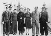 與保盟會部分成員合影(左四)