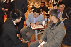 我公司市場部品牌推廣負責人張毓清（左一）與快得特貿易公司張建榮總經理（中）交流外貿經驗