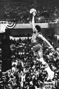 歐文在第九屆ABA全明星賽扣籃大賽上罰球線起跳扣籃