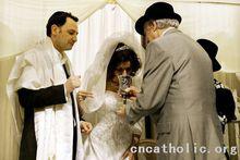 新娘按照傳統禮儀喝下代表祝福的酒