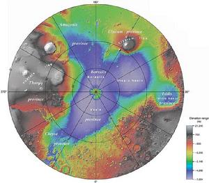 火星北半球地形圖，球極平面投影，角度不變，圓形仍是圓形，但高緯度地區會縮小。圖中為非正式地名