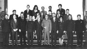 （圖）周恩來接見建國後首次來訪的美國體育代表團