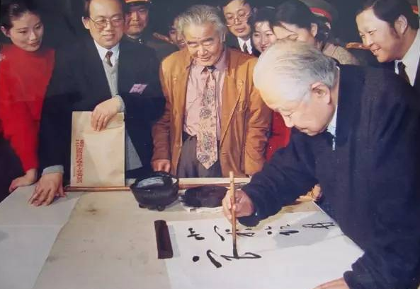 他是三代單傳的皇族,無奈娶了“姐姐”,一愛就是70年