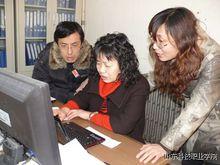 魏雪梅老師（中）