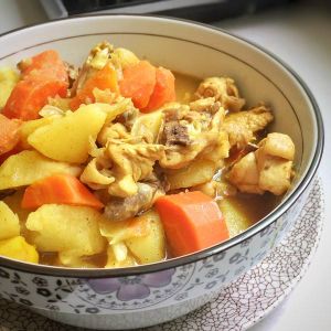 土豆胡蘿蔔蘑菇咖喱雞 土豆胡蘿蔔蘑菇咖喱雞