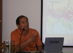 虞國躍研究員在作報告(2006年)