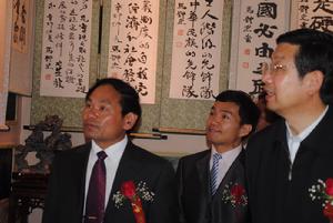 陪同臨沂市政府諮詢劉彥祥（右一）參觀書展