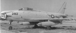 兩架 FJ-4F 之一，尾部安裝了火箭助推器，機鼻經過加長並有鼻錐