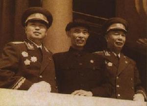 （圖）1959年10月1日在天安門上傅秋濤(左)、江渭清與陳士榘上將合影 
