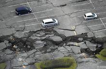 地裂[構造活動產生的大地裂縫]