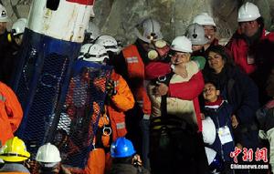 　智利首名升井礦工弗洛倫西奧·阿瓦洛斯(Florencio Avalos)台北時間13日上午11點10分左右搭乘特製救生艙回到地面，成功獲救。