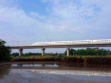 一輛動車緩緩駛入南陵境內