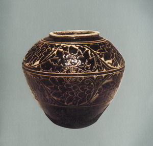 黑釉剔花牡丹紋罐 黑釉剔花牡丹紋罐