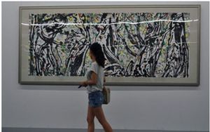 參觀吳冠中藝術館的遊客在拍攝館藏畫作