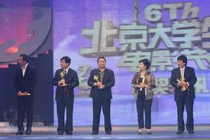 （圖）組委會獎獲獎者們手捧獎盃 