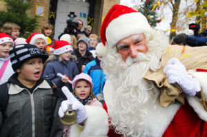 德國一名男子打扮成聖誕老人在郵局前與孩子們玩耍。