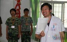 劉教授展示他多年來的科研成果，身後是他最優秀的團隊。